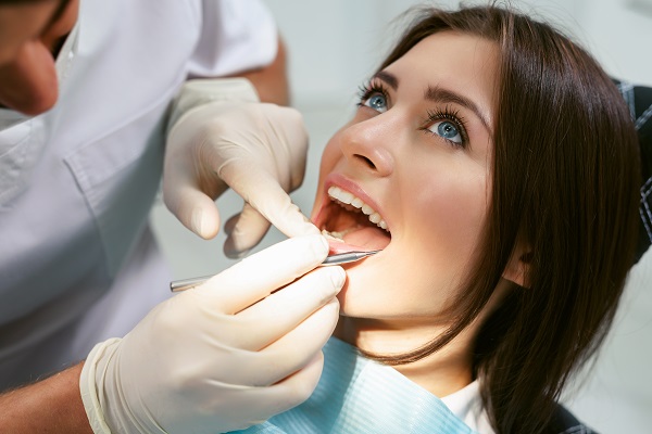 How A Cosmetic Dentist Chooses The Best Procedure For A Smile Makeover